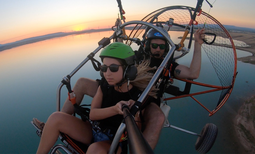 Image 4: Vuelo en parapente por el pantano de La Loteta con Cierzo Flight Co