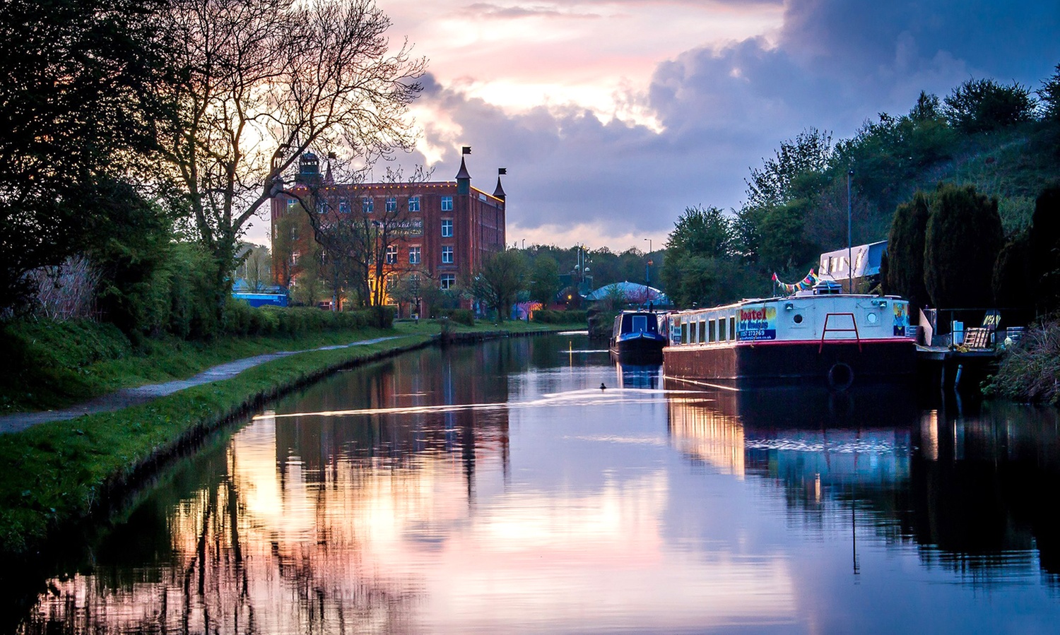 Winter Warmer for 1, 2, or 4: 90 Min Canal Cruise+Steak Hotpot & Bread