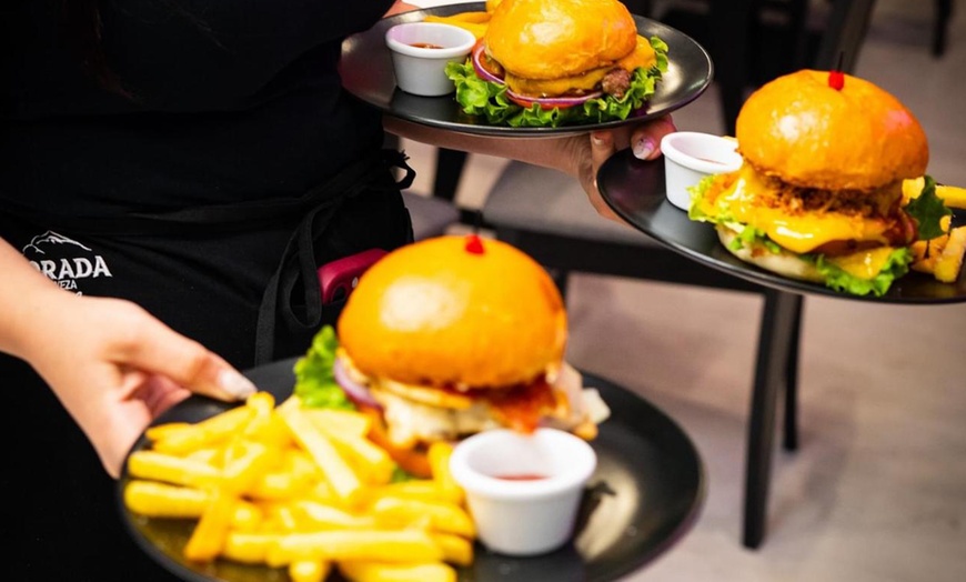 Image 13: ¿Antojo de una buena hamburguesa? Menú completo para 2 o 4 personas