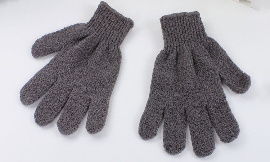 Image 2: Glamza Bamboo Charcoal Exfoliating Gloves