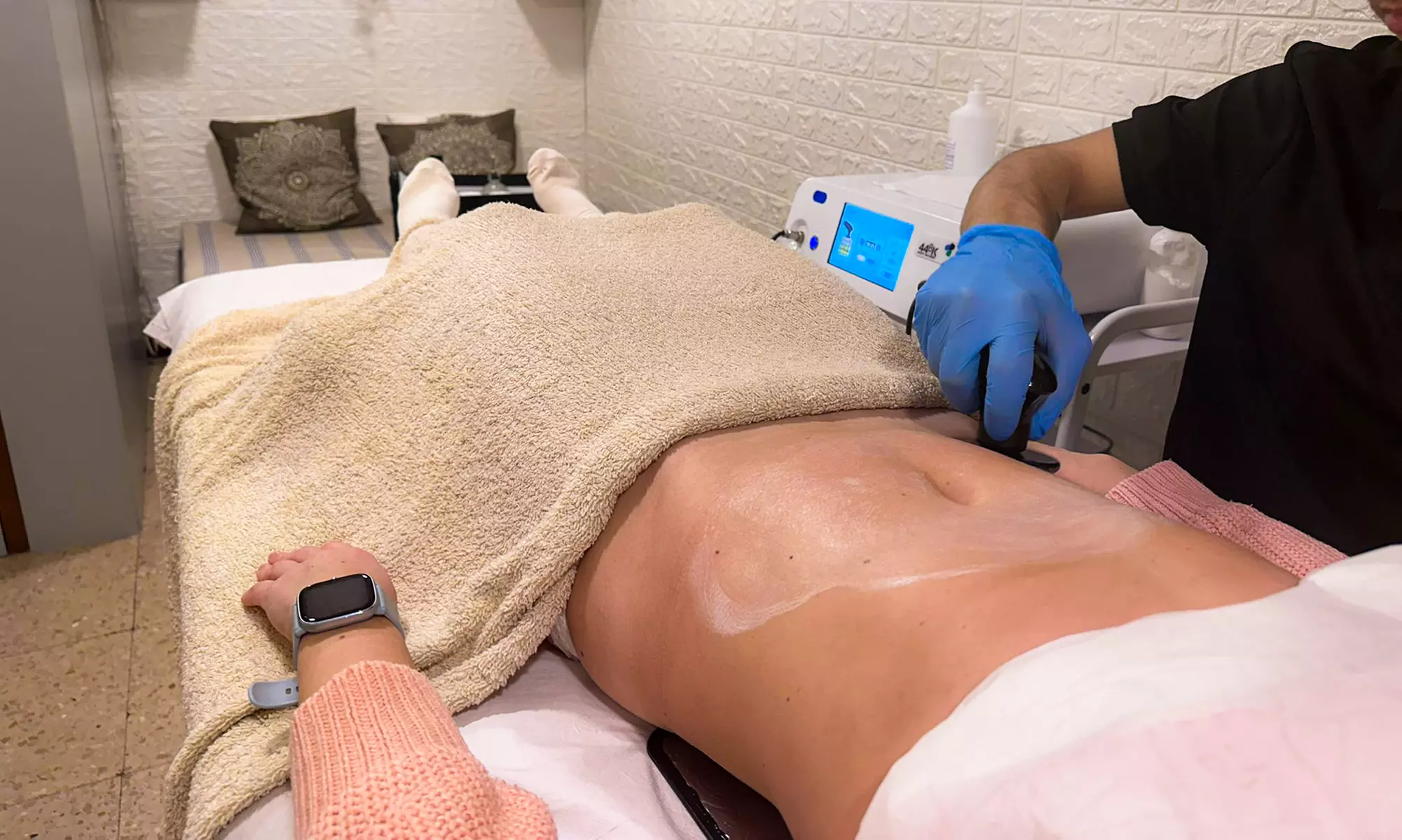 Presume de piel tersa con un tratamiento de radiofrecuencia con masaje