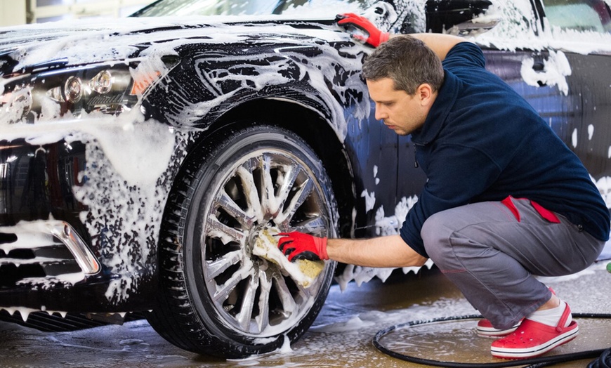 Image 2: Forfait nettoyage automobile avec Lavage à la main