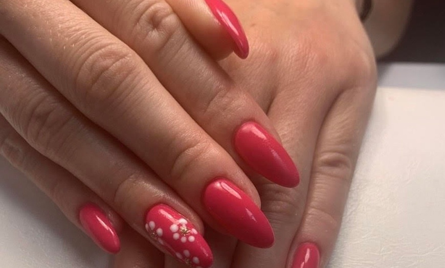 Image 2: Elegancki manicure i pedicure w dogodnej lokalizacji na Bielanach