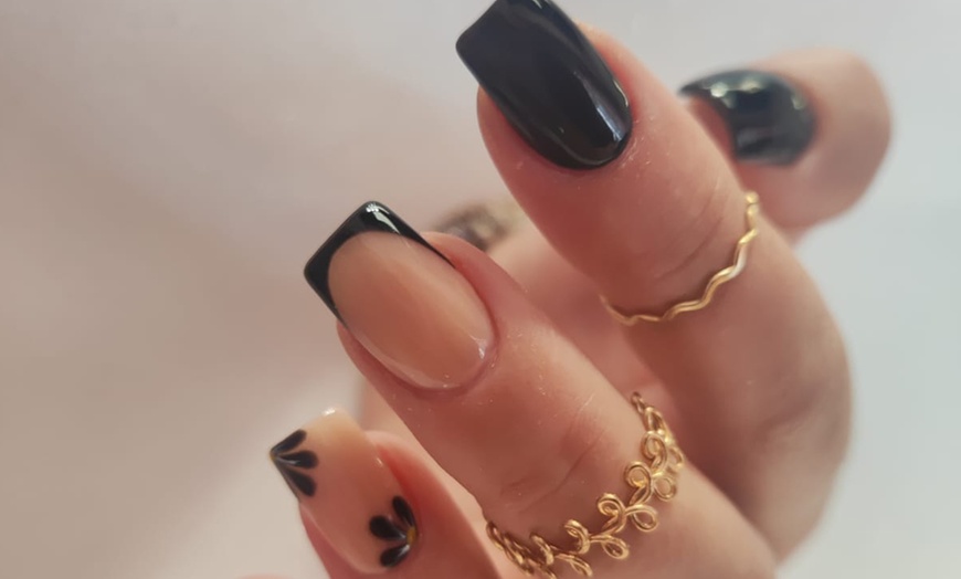 Image 2: 1 o 3 sesiones de manicura con diseño en una uña, pedicura o ambas 