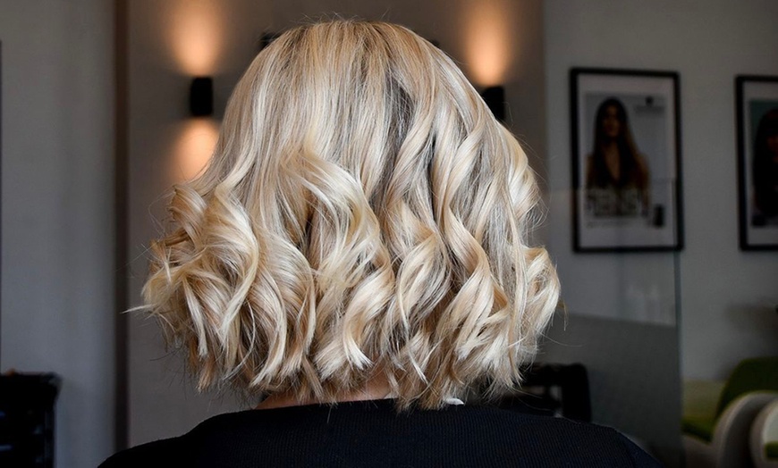 Image 2: Bis zu 55% Rabatt auf den Haarschnitt bei Vogue Hairstudio