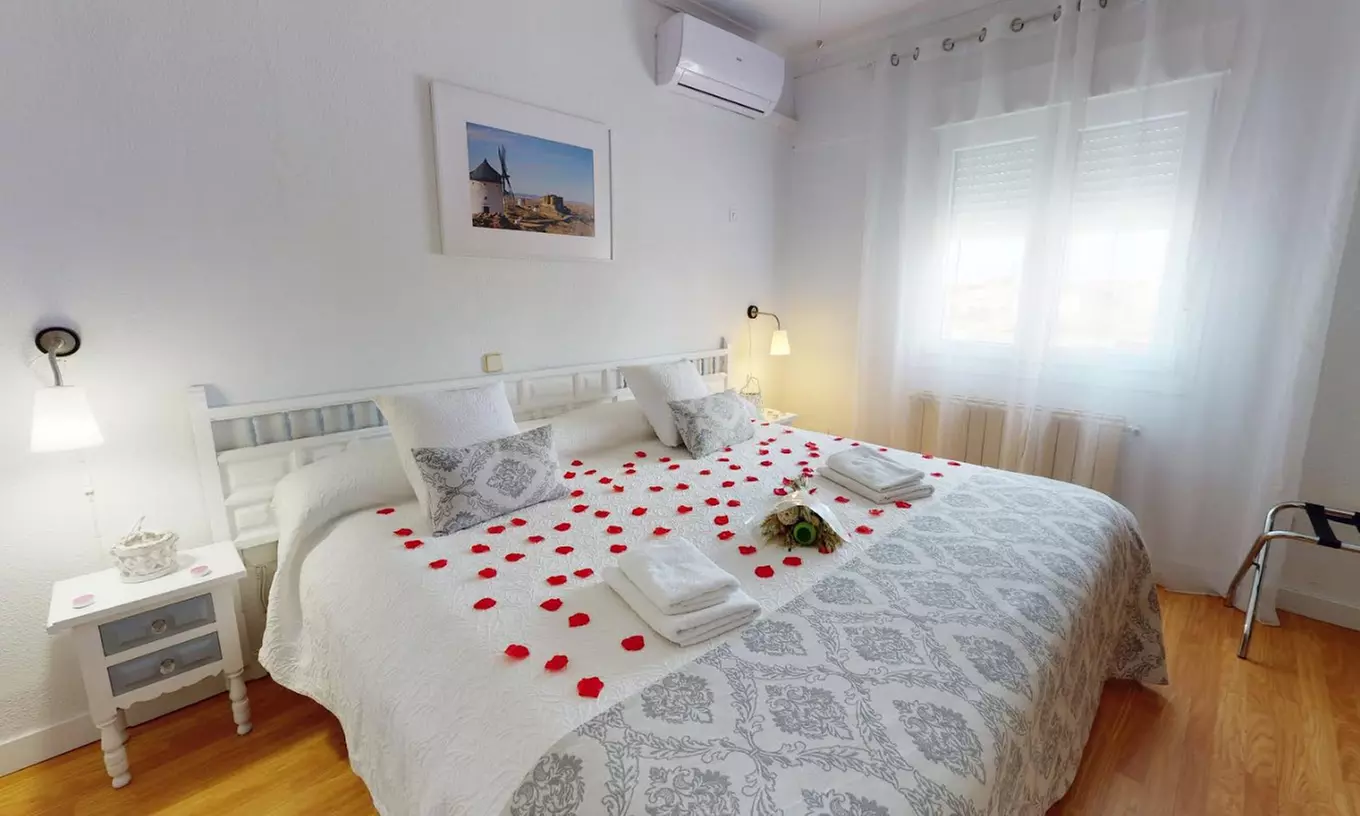 Toledo: 1 o 2 noches con visita a molinos de viento en descapotable