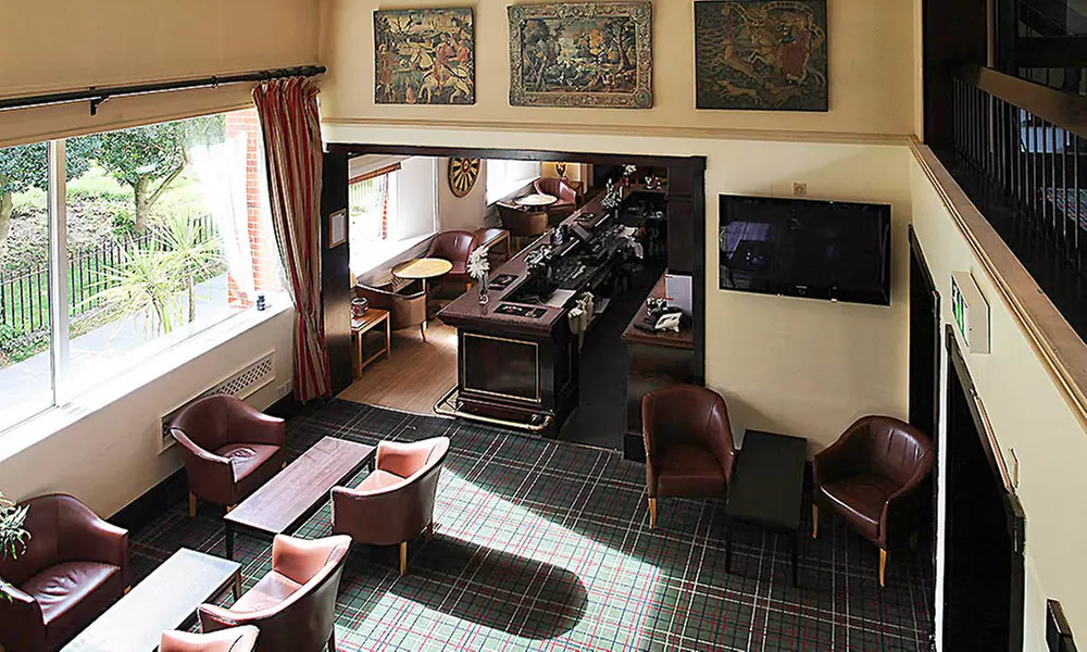 Winchester: 4* Classic Double Room with Breakfast and Late Check-out