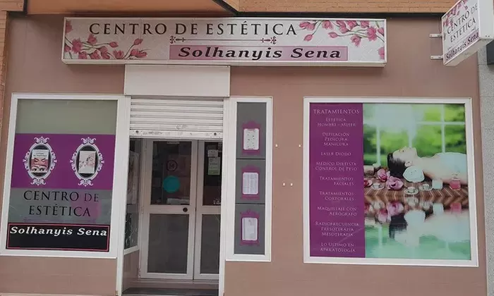 Uñas de gel o acrílicas con diseño básico y esmaltado duradero