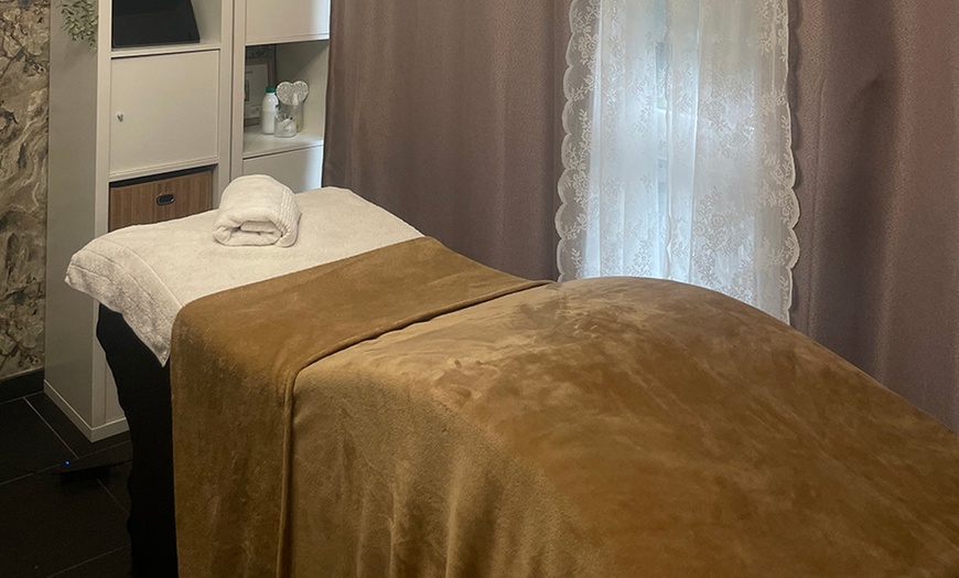 Image 4: Sourcils restructurés et cils recourbés