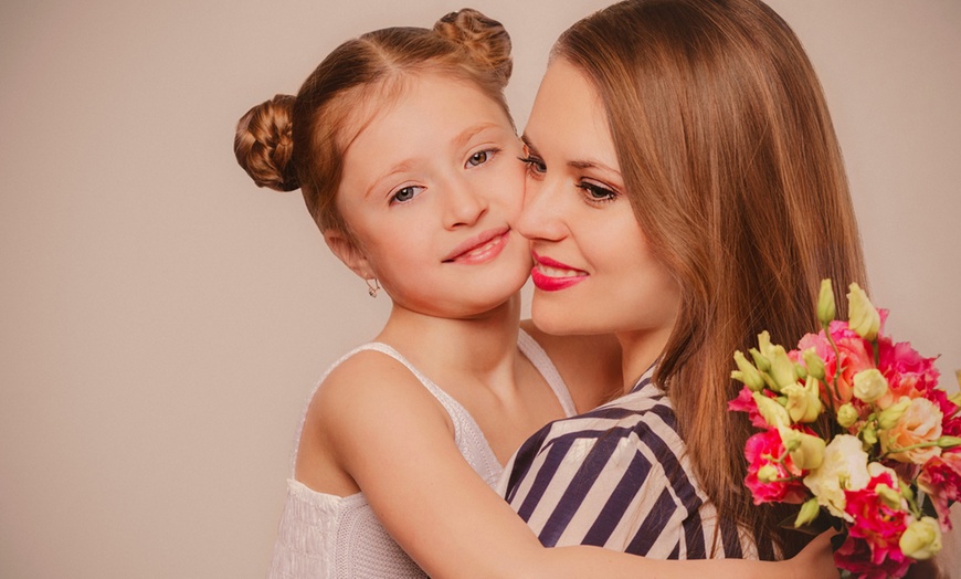 Image 4: Family Photoshoot with Prints