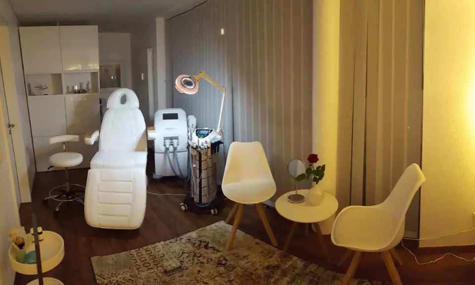 60 Min. Carbon-Peeling-Gesichtsbehandlung (Hollywood-Peeling)