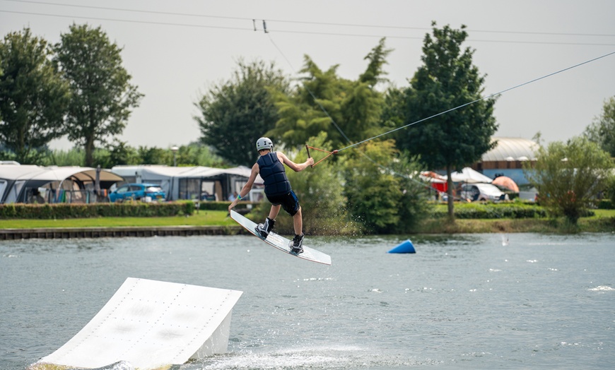 Image 6: Vlieg over het water: 2 uur waterskiën of wakeboarden