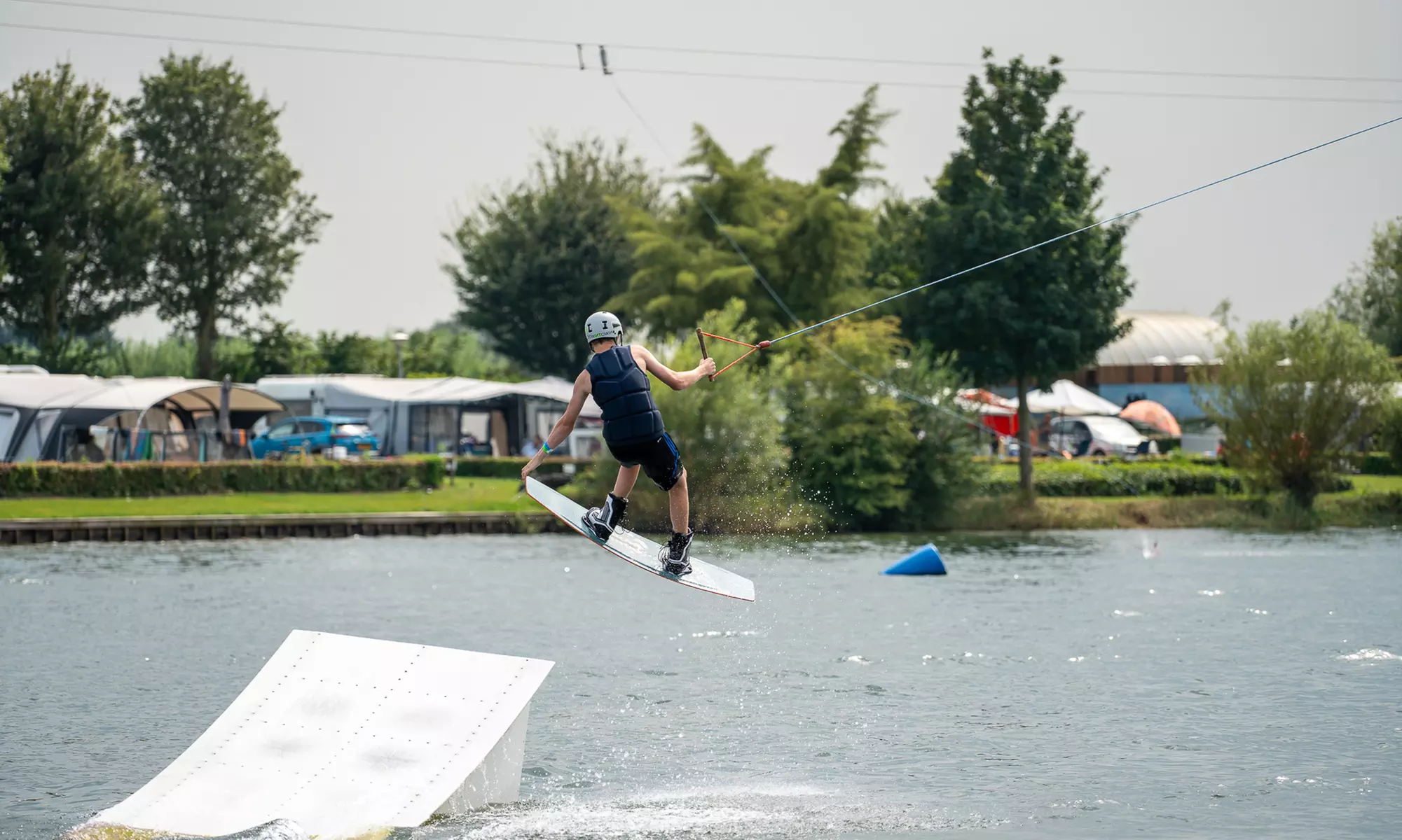 Vlieg over het water: 2 uur waterskiën of wakeboarden