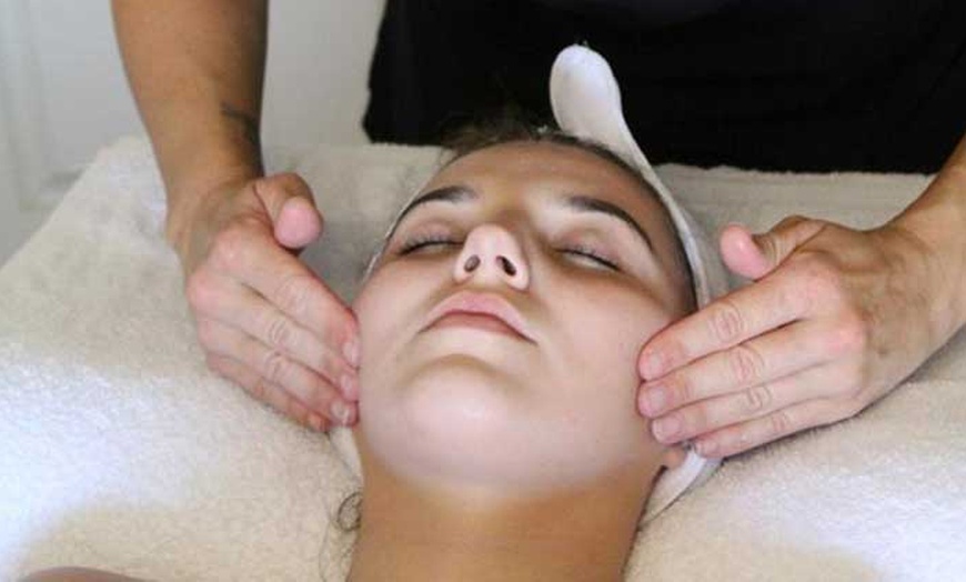 Image 3: Deluxe Head Spa, Facials & Treatment Deals