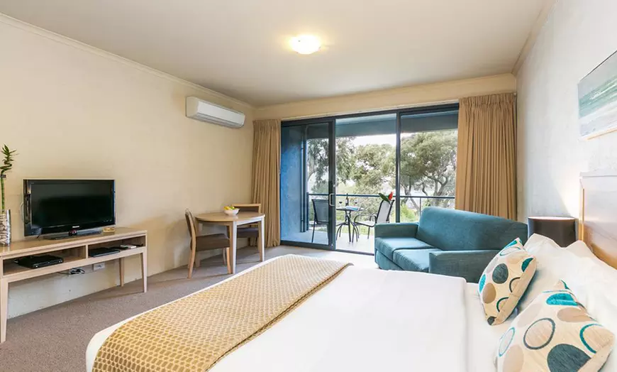 Image 2: Lorne: Couples' Retreat with Wine