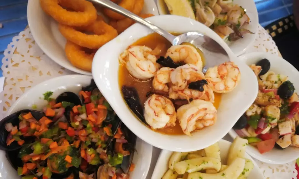 Menú de mariscada o parrillada de carne con entrante, bebida y café