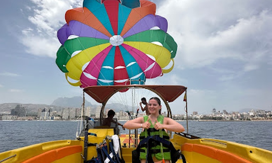 Image 6: Vuelo en parasailing para hasta 3 personas