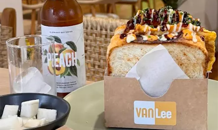 Korean Eggdrop Toast nach Wahl inkl. Pommes / Süßkartoffel & Softdrink