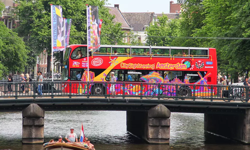 Hop-on Hop-off-Tour mit Bus oder dem Boot bei City Sightseeing Amsterdam (bis zu 35% sparen*) - Primary Image
