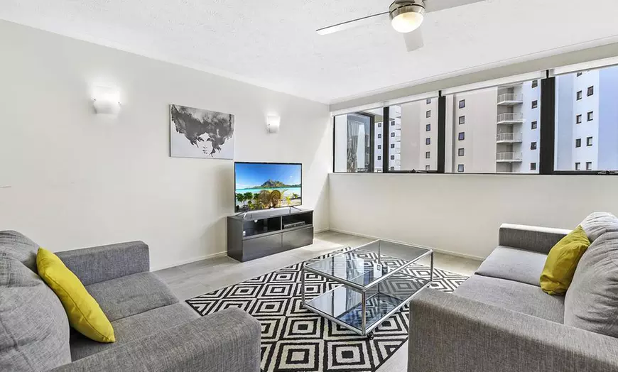 Image 3: Broadbeach: 2N Apartment Stay with Wine