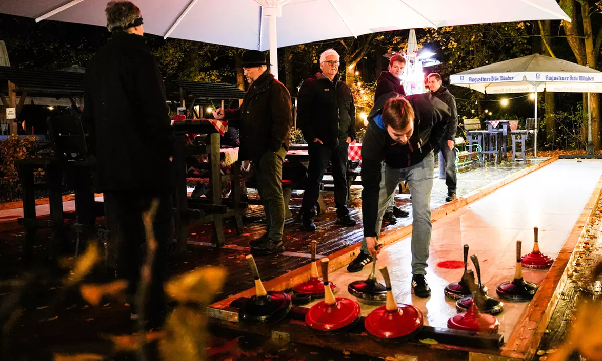 1 Std. Eisstockschießen im Winterbiergarten für bis zu 12 Personen