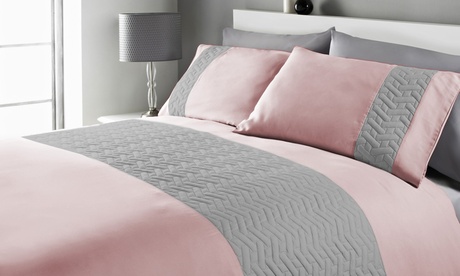 Set copripiumino con rilievo disponibile in 4 misure e vari colori