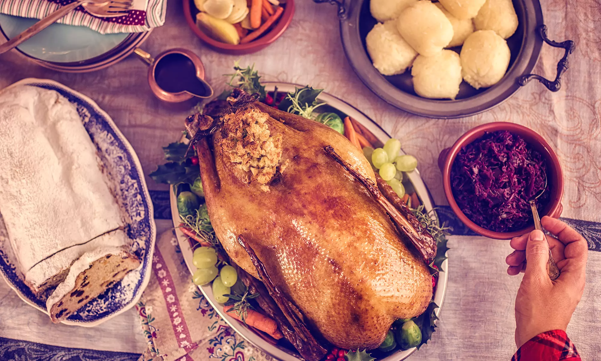 Traditionelle Gans mit Rotkohl, Kartoffelklößen, Beifußsauce & Dessert für 4 Pers. zum Abholen (23% sparen) - Primary Image