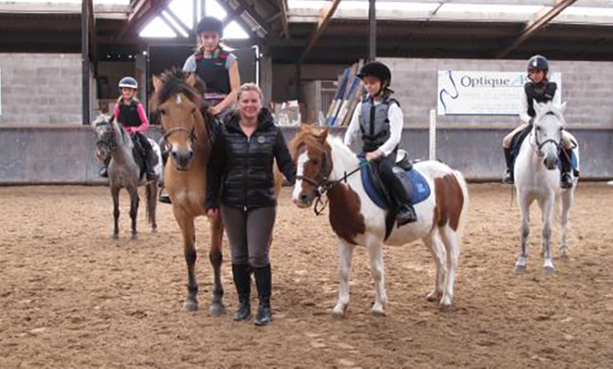 Image 3: Cours équestres pour enfant au Centre Équestre Régional René Dujardin