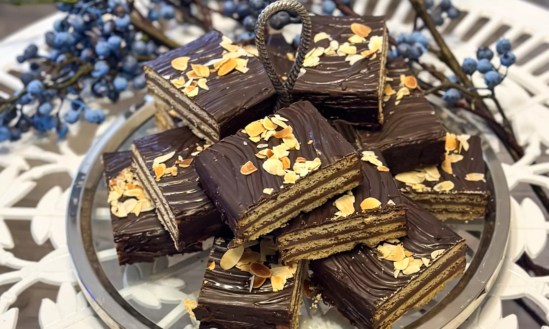 Hausgemachte Torte & Heißgetränk für 1 - 8 Personen