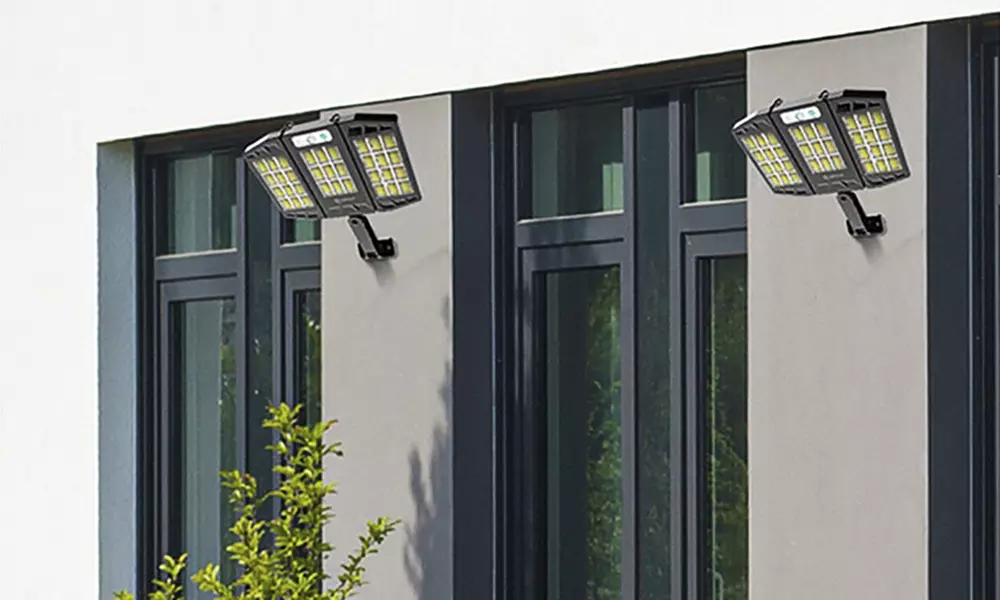 Proyector LED Solar con Sensor de Movimiento y Control Remoto - Primary Image