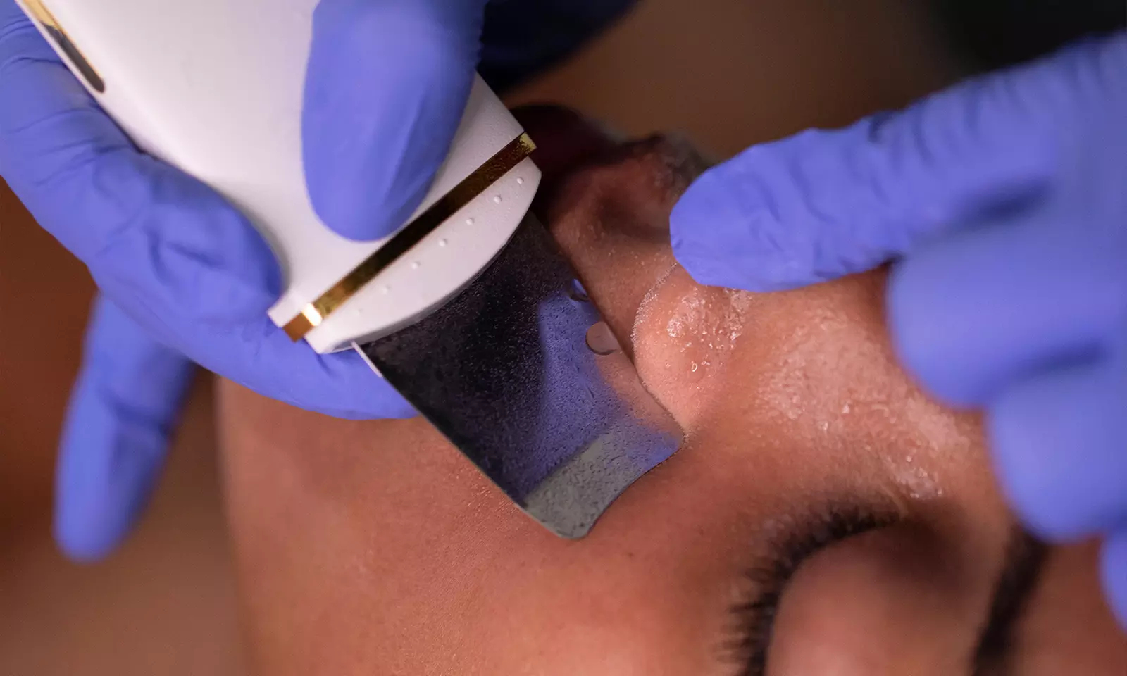 Limpieza facial con máscara LED