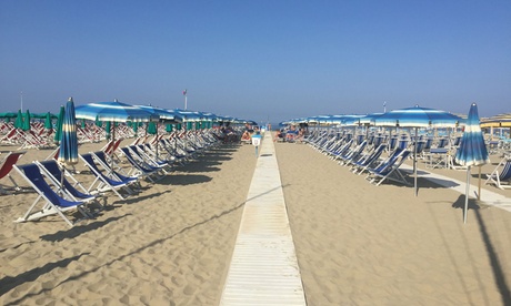 Viareggio: ingresso in spiaggia con uno o 2 ombrelloni, 2 lettini e 2 sdraio al Bagno Danilo (sconto fino a 37%)