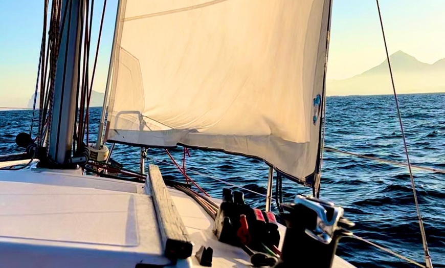 Image 4: Experiencia de prácticas de navegación a vela en velero de crucero