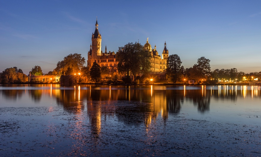 Image 2: Urlaub am Schweriner See für Zwei im Ferienhaus inkl. Wasser & Sekt