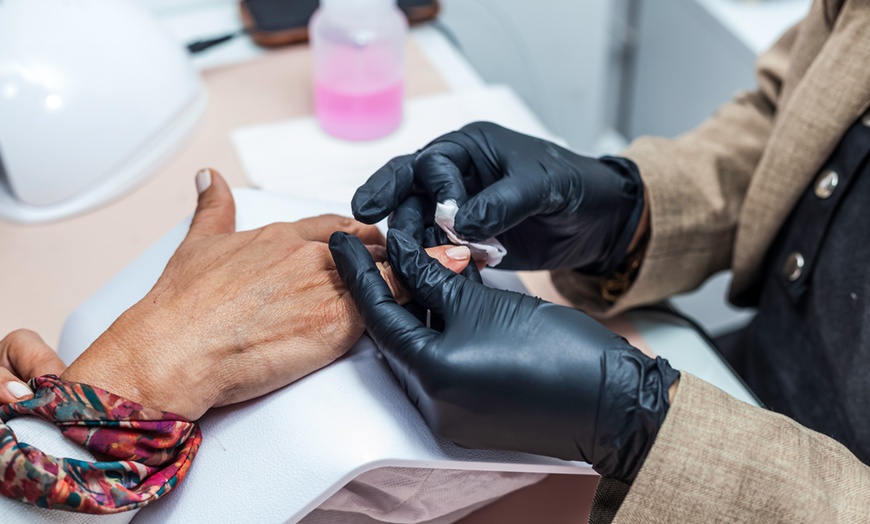 Image 5: Manicura y pedicura con esmaltado tradicional o semipermanente