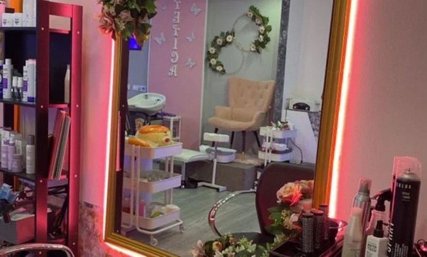 Image 3: Manos y pies radiantes con manicura, pedicura o manipedicura