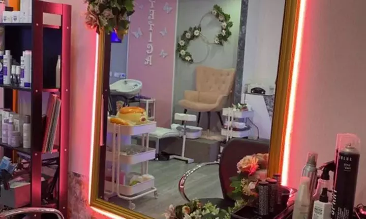 Manos y pies radiantes con manicura, pedicura o manipedicura