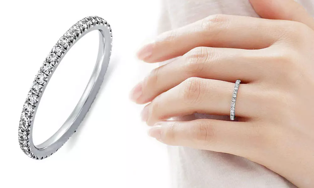 Bague d'éternité pour femmes ornée de cristaux Swarovski® - Primary Image
