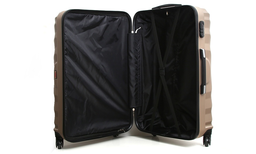 Image 13: Three-Piece Hero Luggage Set