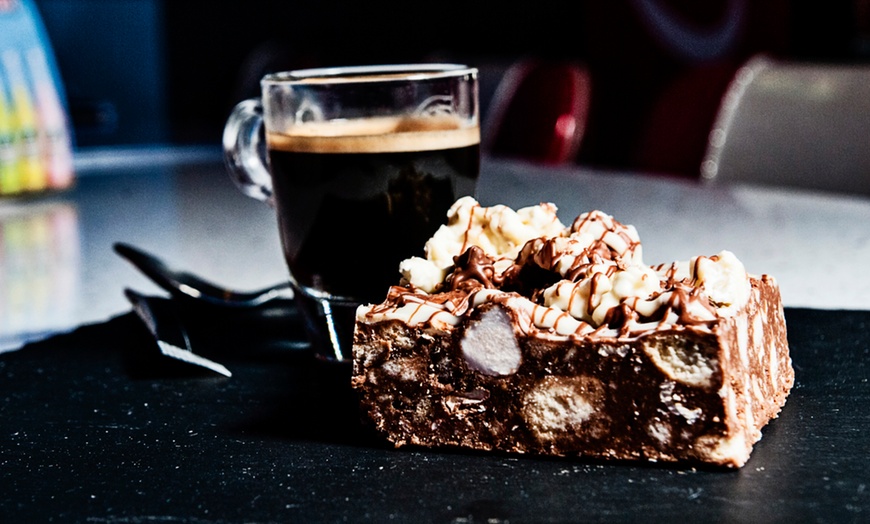 Image 2: Glace et pâtisserie pour 2 ou 4 personnes