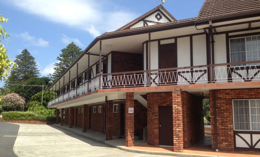 Image 8: Terrigal: Lake Front Room or Family Room with Parking, Wifi and More