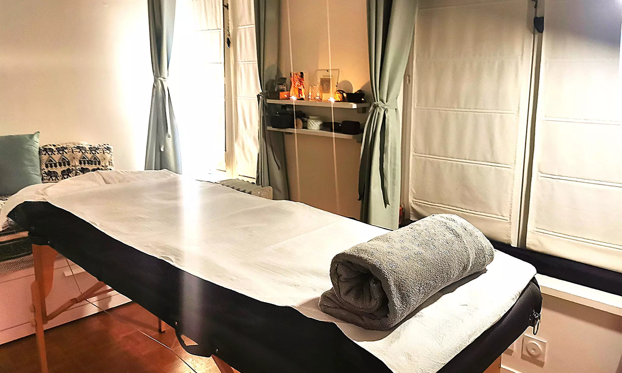 Séance de massage californien d'1h ou 1h30 avec Douce'heure en soi (jusqu'à 50% de remise)