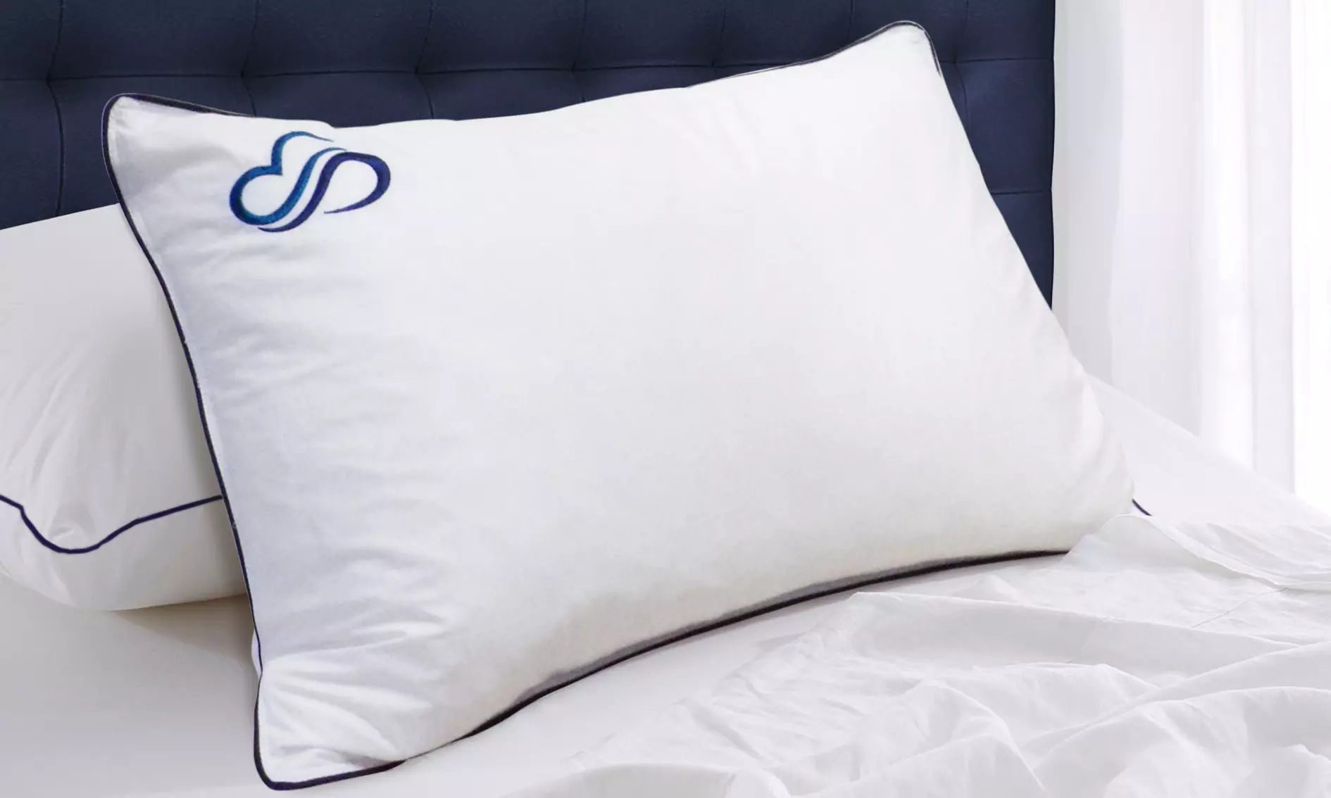 1, 2 o 4 almohadas de plumas con memoria - Primary Image