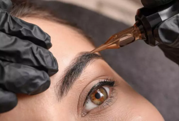 Luce unas cejas perfectas con tratamientos de microblading para 1