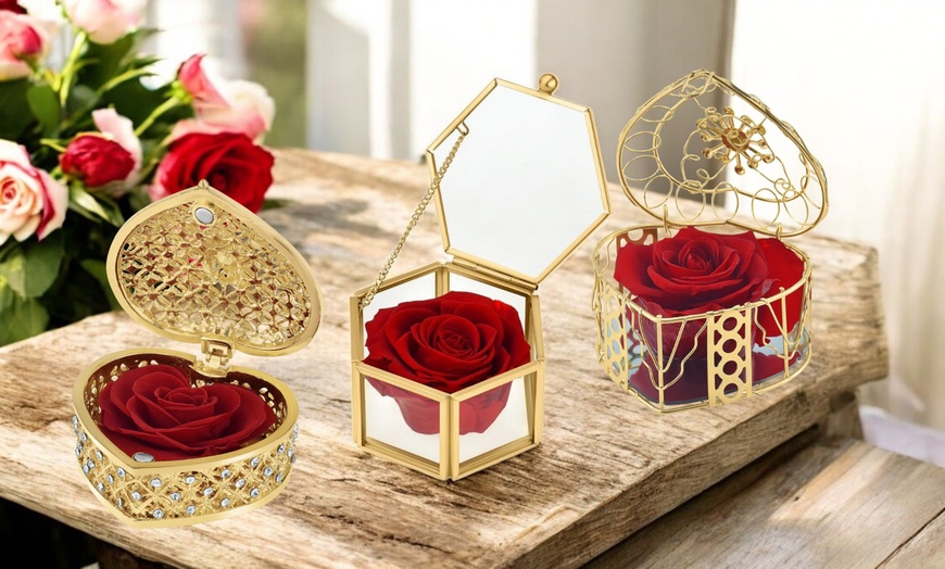 Image 1: Cofanetto a forma di cuore con rosa eterna