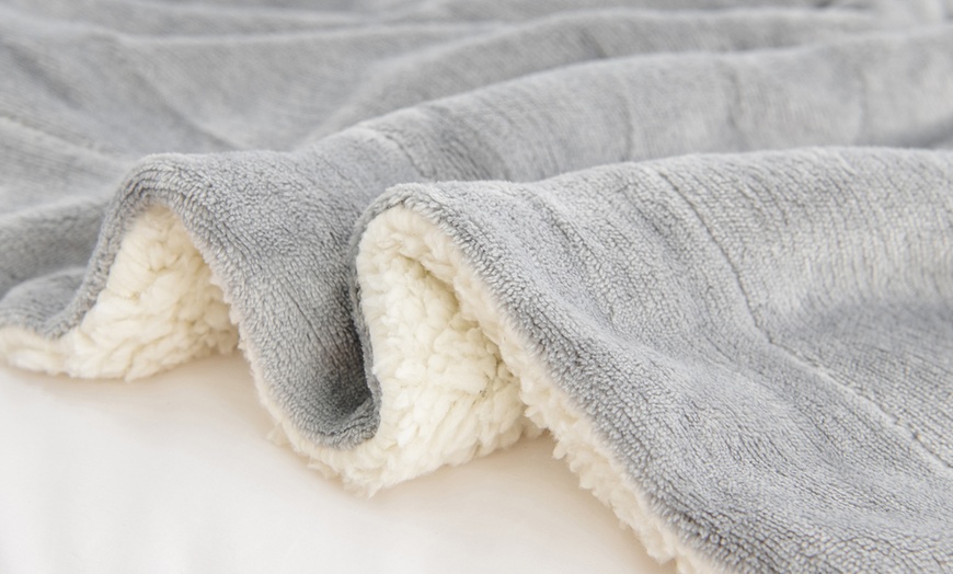 Image 7: Double Thickened Sherpa Fleece Soft Reversible Blanket