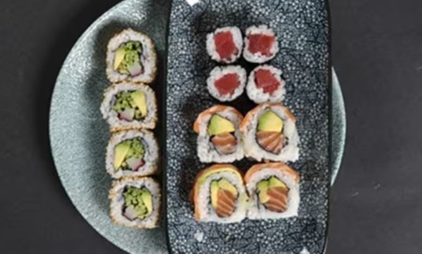 Image 8: Menú de 32 piezas de sushi con opción a 1 entrante para dos personas