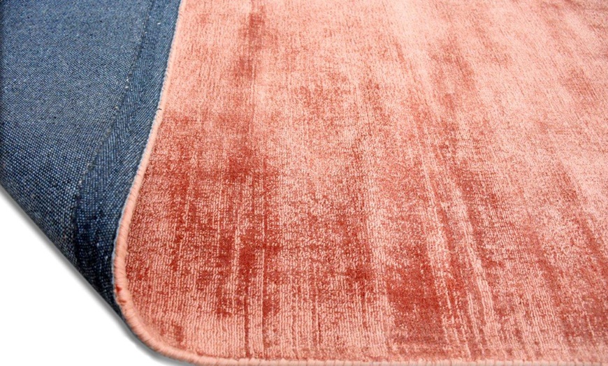 Image 22: Tapis en viscose effet usé