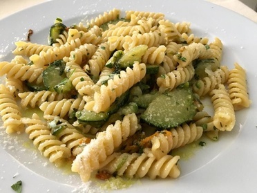 Menu alla carta fino a 4 portate, con vino e dolce, per 2, al Ristorante Hotel Insteia (sconto fino a63%)