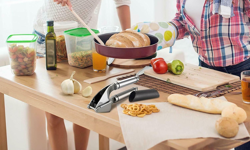 Image 4: Garlic Press and Peeler Set